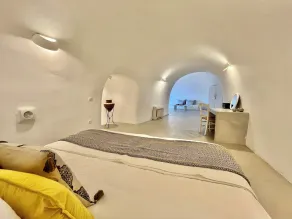 Our Island OASIS  (3000 sq ft of Living Space) Walk to Fira! - Image 5