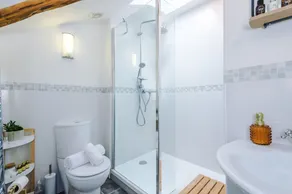 NEW Stunning 3 Bed Cottage in Audlem by 53 Degrees Property Ideal for Families & Groups - Image 2
