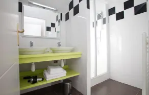 Appartement dans un Monument Historique avec Cuisine Equipée | Accès Piscine saisonnière - Image 2