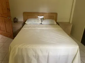 Lovely 2-bedroom 1 bath apt. with free parking - Image 5