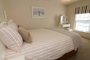 Et traditionelt sommerhus i det 16. århundrede smugling landsby Old Hunstanton. Det er blevet renoveret for at give komfortabel og stilfuld indkvartering til op til fem personer. Det er kun et par minutters gang til stranden, butikker og gode spisested... - Image 5