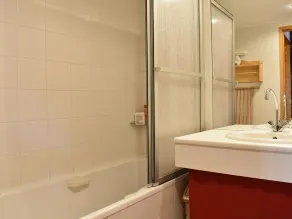 Cozy 2-Room Apartment for 4 with South-Facing Balcony, Parking, and Pool in Central Méribel - Image 2
