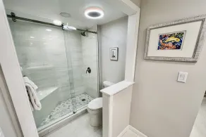 Profitez du soleil de la Floride dans ce spacieux condo en bord de piscine avec vue sur l'océan. - Image 4