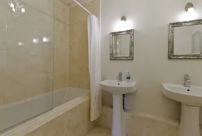 Egham House serviced apartment near Staines, Windsor, Ascot, Heathrow -sleeps 6  - Image 4