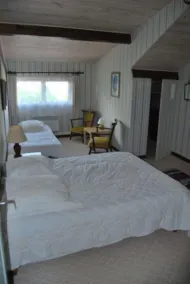 Villa Daisy large house with private garden and access to large garden with pool - Image 5