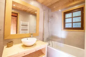 CHALET 3 * RISTRUTTURATO CON SPA SPLENDIDA VISTA MONTAGNA 10 MN A PIEDI DELLE PISTE - Image 4