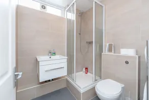 (3) Familles bienvenues, Parking gratuit, Wi-Fi gratuit, appartement moderne et commerces à proximité! - Image 3