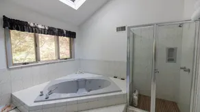 Ro i Southampton m / opvarmet pool, privat tennisbane, modne træer og frodige landskabspleje - Image 3