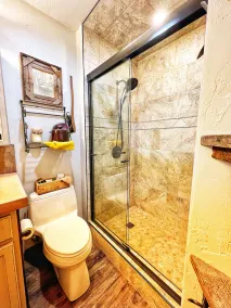 Horse Creek Ranch Luxurious Western Bunkhouse/Cabin - Image 4