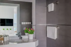 Beautiful corner apartment with spectacular sea views close to beach - Image 2