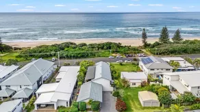 Easy Style Holiday Accommodation Across the Road from the Beach - Image 4