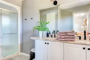 Sunny Hamptons Getaway With Pool - Image 3