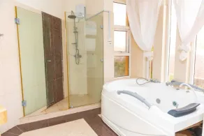Cool Breeze Beachfront Apartments - Image 3