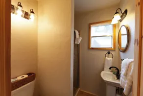 Duke Cabin - Upper Valley - Free WiFi - Satellite - Gas Fireplace - Wrap Around - Image 3