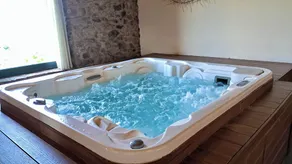 Luxurious three floors holiday home with huge garden, swimming pool and jacuzzi - Image 2