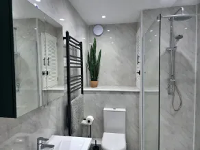 Popular apartment along Esplanade with sea views and balcony. - Image 5