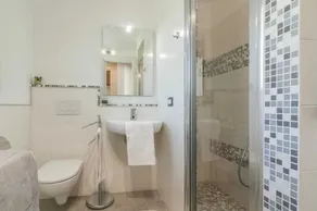 Freistehende Villa mit Whirlpool im Freien, Swimmingpool und Rasen - Image 3