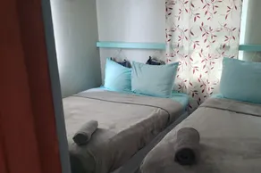 15 minutes from the airport. Spacious family house. - Image 5