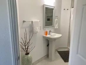 Private Studio/Downtown/Free Washer/Dryer/Fast Wi-Fi - Image 5