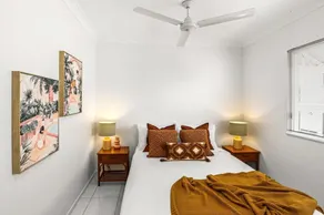 Charming Seaside Apartment with Balcony & Pool, Steps from Trinity Beach - Image 5