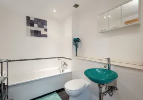 Modern, spacious 3-bedroom apartment in the heart of Glasgow's city centre. Sleeps 7. - Image 3