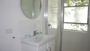 Tree & Sea - Stylish house, gorgeous bush views & short walk to beach - Image 2