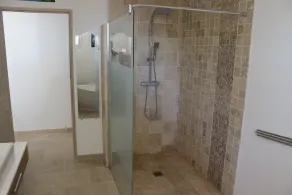 Alloggio completo al 1 ° piano di una casa provenzale, vista aperta sugli stagni - Image 3