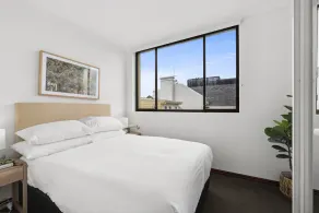 Bright & Spacious Surry Hills Apartment - Image 4
