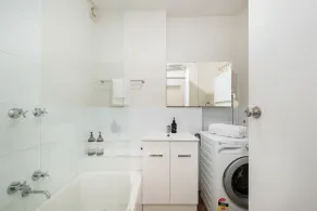 Close St Kilda Commercial Hub and Melbourne Centre with Free Parking - Image 3