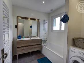 Bright house with enclosed garden and fireplace, perfect for families and friends - Image 3