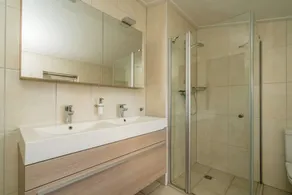 Luxus Ferienhaus mit vollständig geplatteter Terrasse an der Wasserseite. Unter der Terrassen-Überda - Image 3