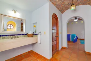 Tropical Hacienda Style Mexicansk Villa i Secure Gated Community - Image 2
