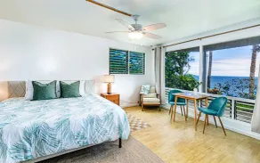 Oceanfront in Hilo Hale Kai Suites Bamboo Room - King Bed, Private Bathroom - Image 3