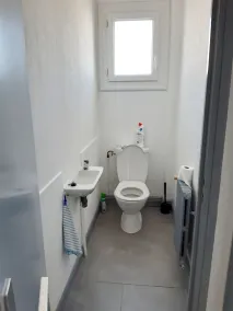 hus med have omgjort, privat vej, tæt på havet og byens centrum - Image 4