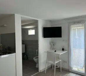 Quiet, self-contained studio near Tours - Image 2