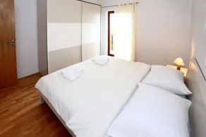 Beautiful apartment with a large garden and sea views - Image 5