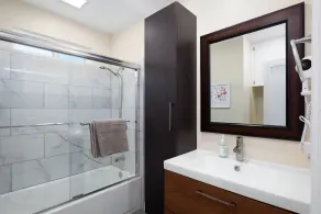 Comfy, Upgraded 3B/1Bth w Great Access to Airport - Image 2