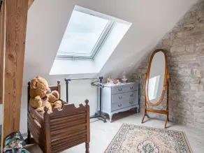 Renoveret landsbyhus med lukket have - Image 2