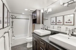 Fifth Avenue Unit 8, Condo with Extra Murphy Bed + Access to Pool & Hot Tub - Image 3