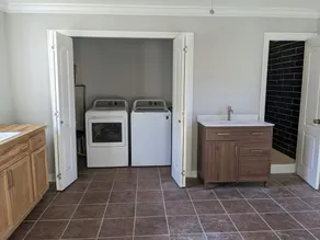 Spacious Studio in Lovely, Safe Neighborhood - Image 2
