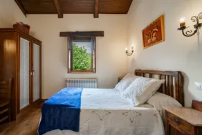 Holiday Home 'Maseda 1' with Mountain Views, Shared Terrace & Private Garden - Image 5