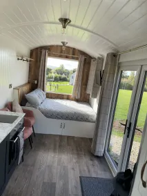 Delightful Shepherd's Hut with Log Burner and Outside Bath - Image 3