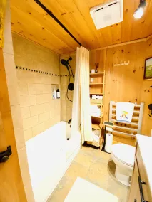 Charming and Modern Log Cabin  near the Ocean.  Level II EV Charging on site! - Image 4