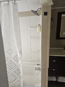 The Cottage Room has 2 queen beds and private bathroom - Image 3