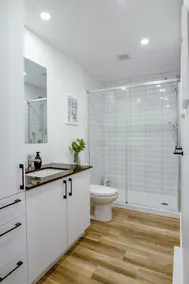 Superb new condo with pool, in the heart of downtown Quebec City - Image 5