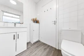 Powder Mill Retreat - 2BR Modern Flat for 4 - Image 3