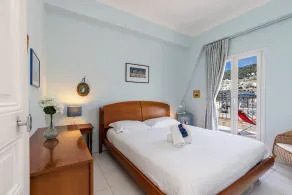 Extraordinary View on Port and Castle Hill - 1 Bdr & Parking - Image 2