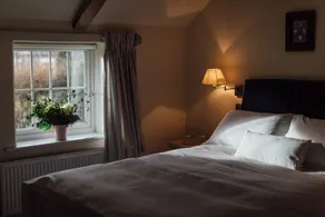 Charming 3-bedroom flint cottage with sunny garden - Image 5
