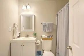 Stay near all Chas attractions, quiet comfort with fenced yard! - Image 5