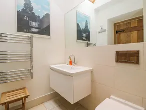 HAZEL MANOR WING, pet friendly, with open fire in Painswick - Image 5